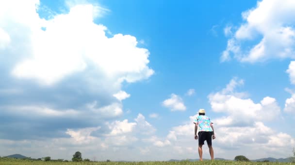 Hombre Saltando Cámara Lenta Cielo Nublado Fondo Feliz Con Día — Vídeos de Stock