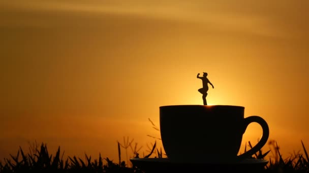 Hombre Saltando Cámara Lenta Una Taza Café Puesta Del Sol — Vídeo de stock