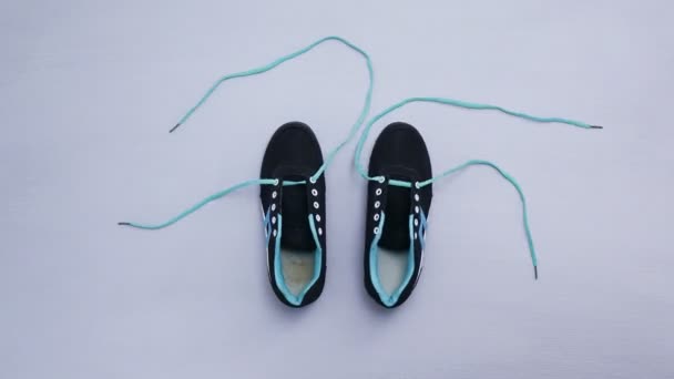 Ayakkabılar Hareketi Durdurur Gri Arka Planda Yürürken Ayakkabıları Kapat Yaşam — Stok video
