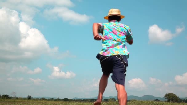 Ein Mann Springt Zeitlupe Und Wolkenhimmel Hintergrund Zufrieden Mit Urlaub — Stockvideo