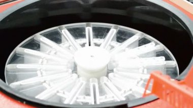 Laboratuvarda analiz ya da araştırma yapan bilim adamları