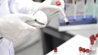 Laboratuvarda analiz ya da araştırma yapan bilim adamları