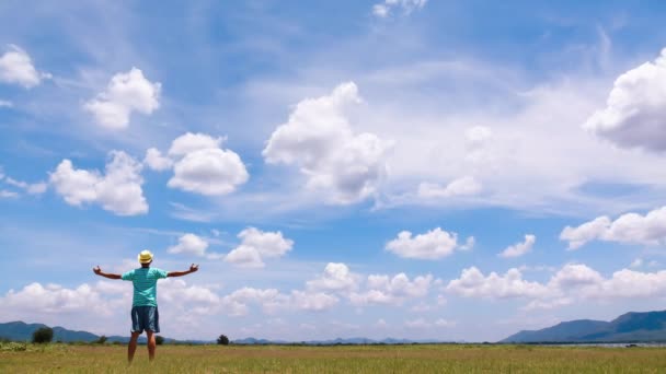 男と雲の空の時間の経過の映画館 夏時間の休日や休暇の日に — ストック動画