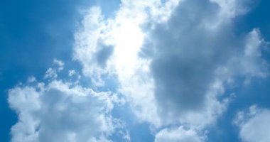 Bulutların zamanı azalıyor, bulutlar hareket ediyor ve güneş ışığı.