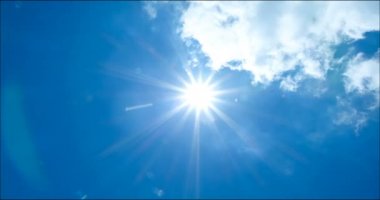 Bulutların zamanı azalıyor, bulutlar hareket ediyor ve güneş ışığı.