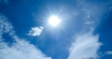 Bulutların zamanı azalıyor, bulutlar hareket ediyor ve güneş ışığı.