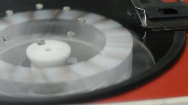 Laboratuvarda analiz ya da araştırma yapan bilim adamları