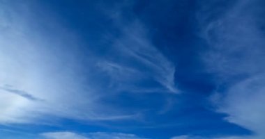 Bulutların zamanı azalıyor, bulutlar hareket ediyor ve güneş ışığı.