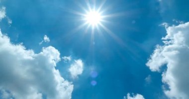 Bulutların zamanı azalıyor, bulutlar hareket ediyor ve güneş ışığı.