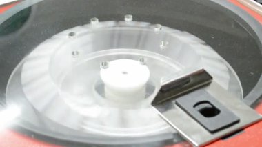 Laboratuvarda analiz ya da araştırma yapan bilim adamları.