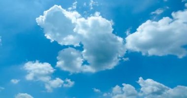 Bulutlar hareket ediyor ve güneş ışığı.