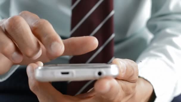 Biznesmen Pomocą Smartfona Gry Kupowania Połączenia Biznesowe Telefon Komórkowy — Wideo stockowe