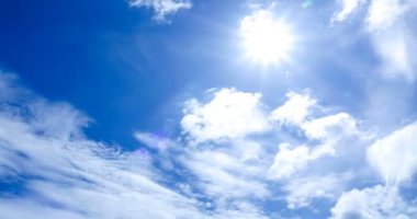 Bulutlar hareket ediyor ve güneş ışığı.