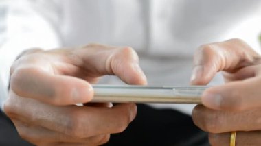 İş adamı oyun, satın alma, cep telefonunda iş bağlantısı için akıllı telefon kullanıyor
