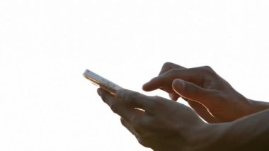 İş adamı oyun, satın alma, cep telefonunda iş bağlantısı için akıllı telefon kullanıyor