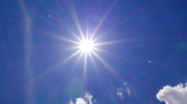 Bulutlar hareket ediyor ve güneş ışığı.
