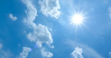 Bulutlar hareket ediyor ve güneş ışığı.