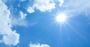 Bulutlar hareket ediyor ve güneş ışığı.