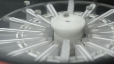 Laboratuvarda analiz ya da araştırma yapan bilim adamları.