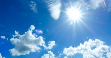 Bulutlar hareket ediyor ve güneş ışığı.