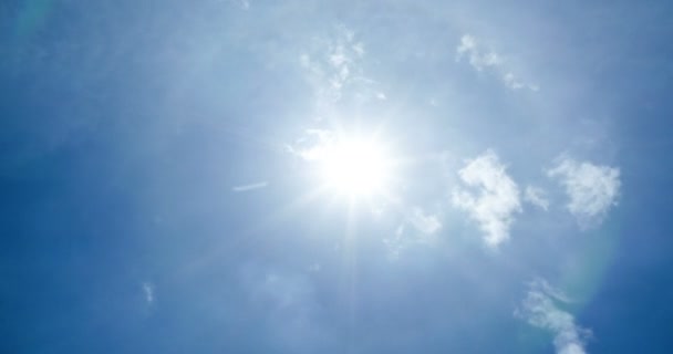 雲の空の動きと太陽の光 — ストック動画