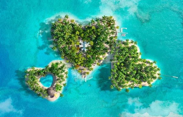 Ilhas tropicais sob a forma de três corações — Fotografia de Stock