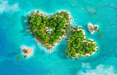 Aile kalp şeklinde simgeleyen tropikal adalar