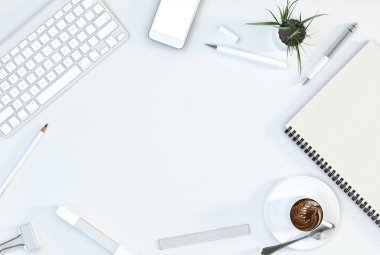 Office workspace bilgisayar klavye, kırtasiye seti, fincan kahve ve smartphone üstünde okul sırası ile. Üstten Görünüm. Düz yatıyordu. 3D çizim