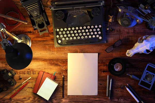 Mesa de escritorio con máquina de escribir, teléfono viejo, cámara vintage, cráneo, suministros, taza de café. Vista superior. Ilustración 3D — Foto de Stock