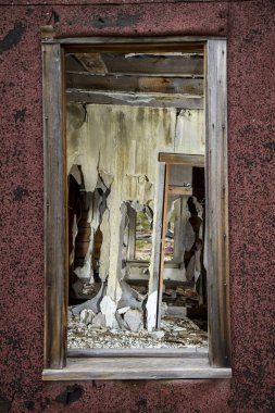 Ev pencere terk kırmızı kiremit