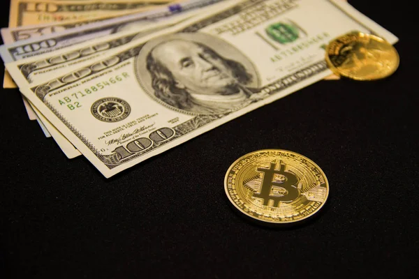 Bitcoin con dólares y moneda de oro — Foto de Stock