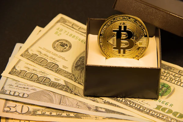 Bitcoin con dólares y moneda de oro — Foto de Stock