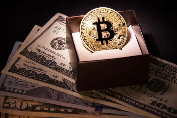 Bitcoin con dólares y moneda de oro — Foto de Stock