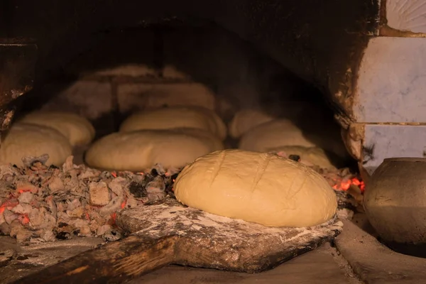 Beyaz ekmek eski bir fırında pişirilir