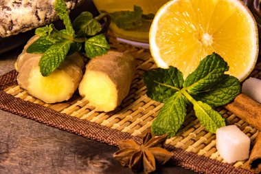 Limonlu çay şeffaf kupa nane zencefil ve cinnamo bira fabrikası ve bir siyah plaka limonlu çikolatalı çerezleri