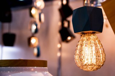 Ampul yanar arka plan üzerinde zayıf yanan sarı Romantik ışıklar bulanık