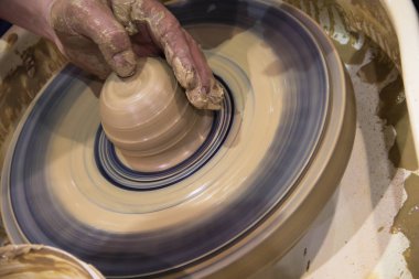 Potter'ın makinede erkekler elleri ile ham kil kavanoz yapma. Çanak çömlek eski moda zanaat