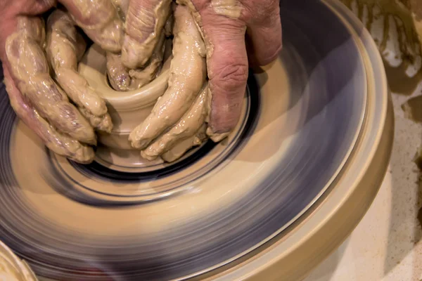 Learning to pottery Making a jar of raw clay on a potter's machine with men's hands. Pottery old fashion craft — Stock Photo, Image