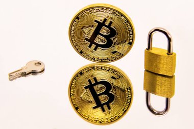 Beyaz ayna yüzeyi ile bir altın asma kilit ve anahtar cryptocurrency bitcoin madalyonun kavramsal görüntü
