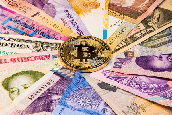 Imagen conceptual de la moneda internacional, bitcoin que está en diferentes billetes de moneda mundial. Bitcoin moneda física en los billetes de diferentes países cerca de la cerradura de oro y la llave . — Foto de Stock