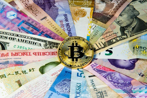 Moneda internacional bitcoin Imagen conceptual del internacionalismo bitcoin. Bitcoin moneda física en los billetes de diferentes países . — Foto de Stock