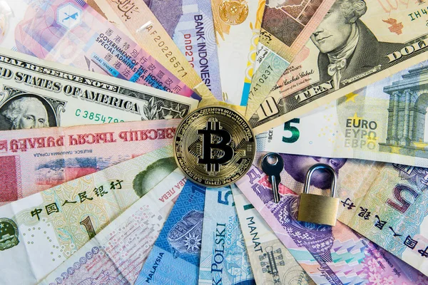 Moneda de seguridad internacional bitcoin Imagen conceptual del internacionalismo y la seguridad de bitcoin . — Foto de Stock