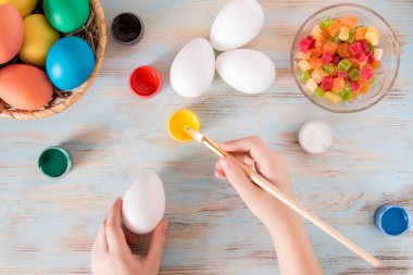 Paskalya için hazırlık, küçük çocuk el boyalı Paskalya yumurtaları