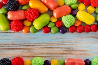 Şeker boşaltmak mavi bir ahşap zemin üzerine parlak renkli