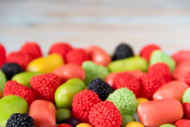 Boşaltmak ile mavi ahşap arka plan üzerinde renkli şeker