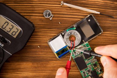 Bir test eden ve elektronik mühendisi bir dizi aracılığıyla küçük parça Servisi için test