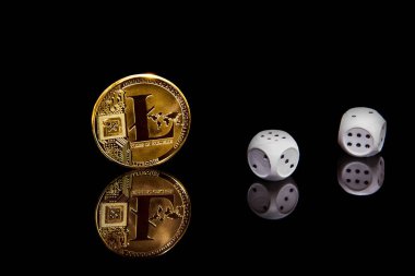 Kavramsal resmi altın cripto para litecoin para siyah ayna yüzey sonraki zar için