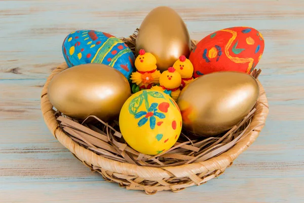 Пасхальные яйца в корзине с желтой курицей Пасхальная концепция — стоковое фото