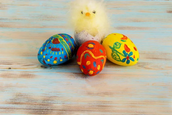 Κοτόπουλο Πάσχα μωρό δίπλα αυγά σε μπλε φόντο ξύλινη — Φωτογραφία Αρχείου