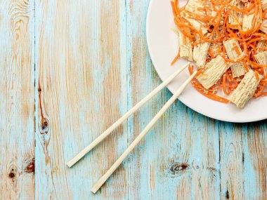 Baharatlı Çin ya da Kore Yuba tofu bambu ve havuç salatası..